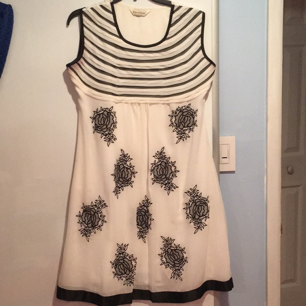 Women’s white flowy floral dress